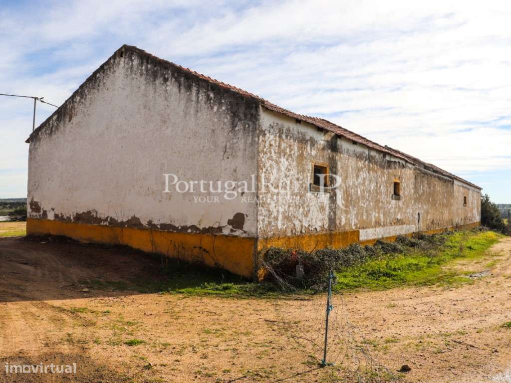 Quinta com casa de habitação T5 e diversas construções-19