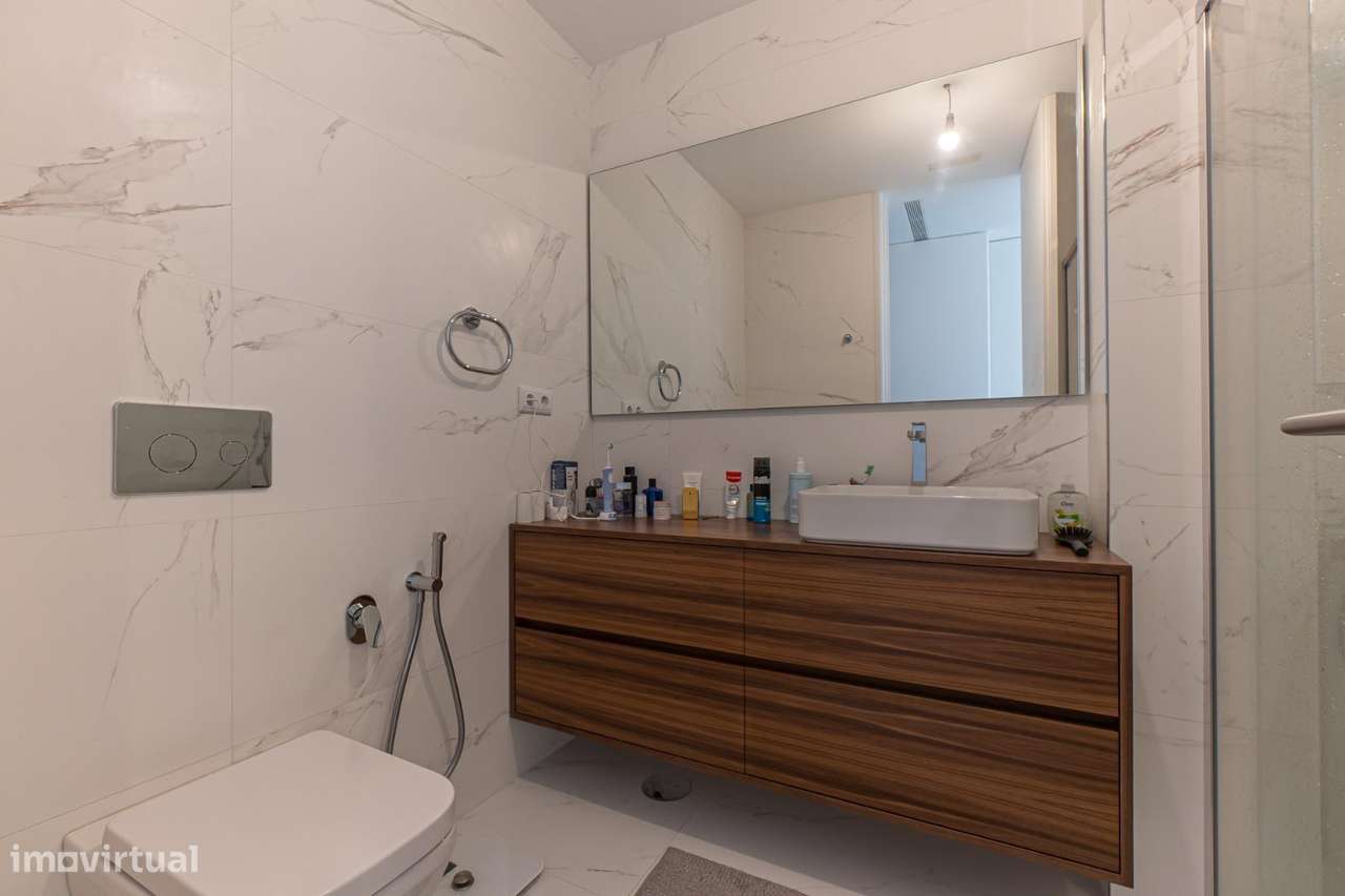Moradia T3, em Leça da Palmeira na 1ª Linha de Mar-17