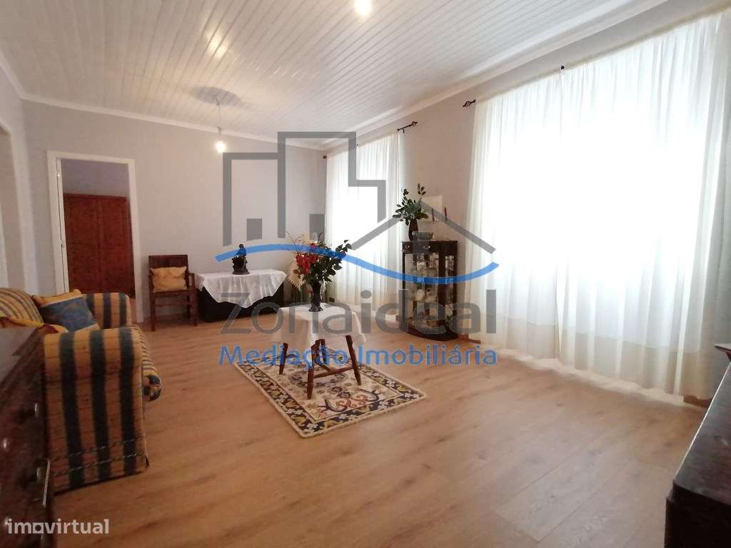 Moradia com dois pisos, nove divisões, anexos, garagem e logradouro...-18