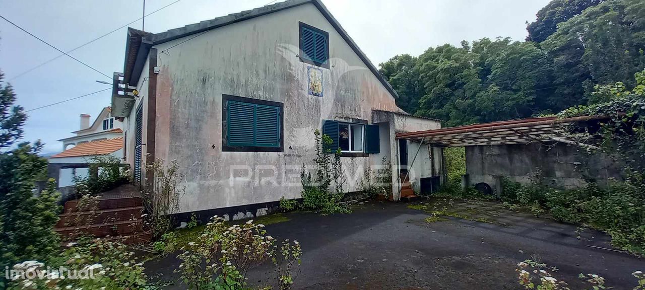 Moradia T4, para venda, em Sto. António, São Roque do Pico