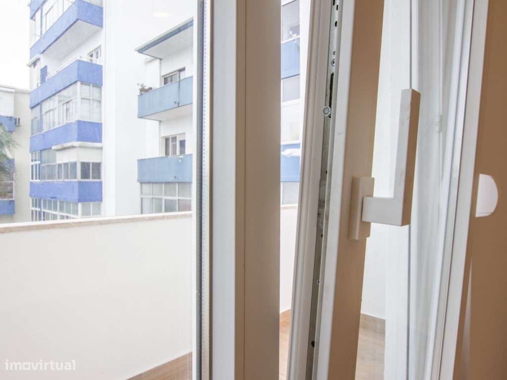 Onde a Luz Encontra o Design | T1 Remodelado com Varanda e Open Spa...-18