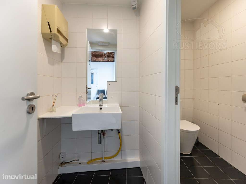 Espaço Comercial, R/chão duas salas wc, tudo como novo - Grande imagem: 4/15