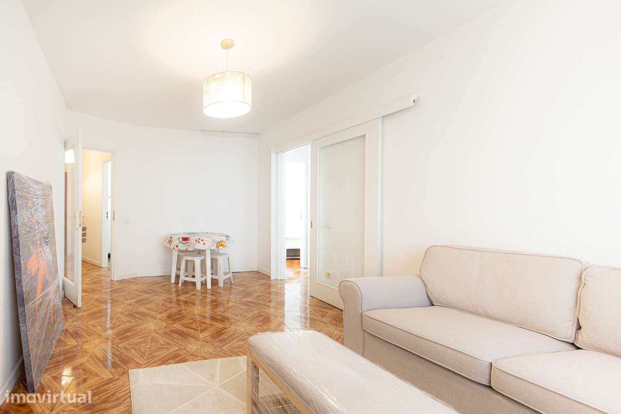 T2 com varanda, garagem e localização central-9