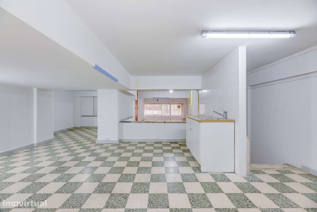 ESPAÇO COMERCIAL REMODELADO | PRONTO A FUNCIONAR | SACAVÉM-11