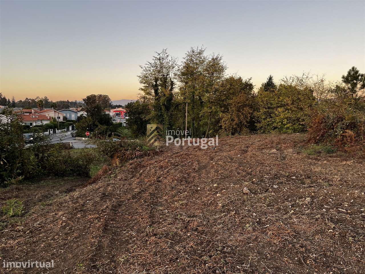 Venda Terreno 10.092,41m² para Construção Habitacional em Lago-11