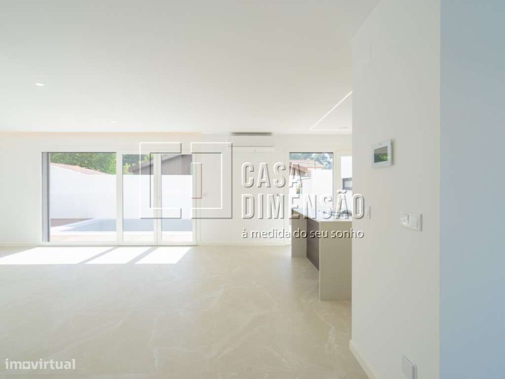 Moradia isolada de Arquitectura Moderna de tipologia T4 na zona da ... - Grande imagem: 5/60