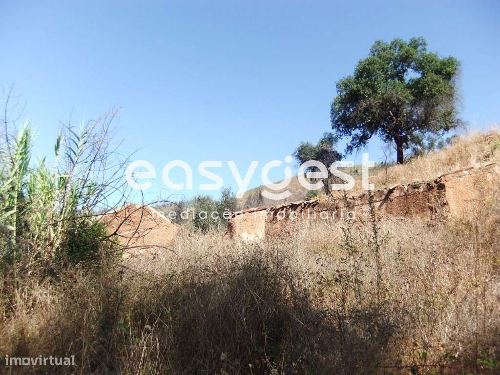 Monte C/ ruína em Monchique junto ao Parque do Barranco dos Pisões - Grande imagem: 1/10