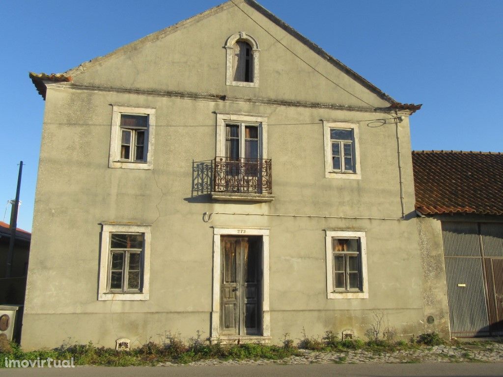 Casa antiga para recuperar em Carvide - Leiria