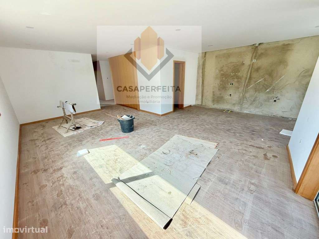 FABULOSO T2 NOVO de 2 Frentes com 131m2, Varanda e Lugar de Garagem...-5