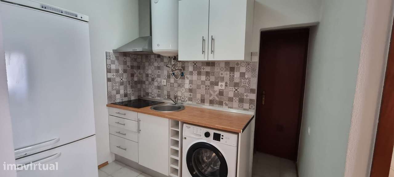 Apartamento T1 situado no 1.º andar de um prédio com 2 elevadores - Grande imagem: 4/18