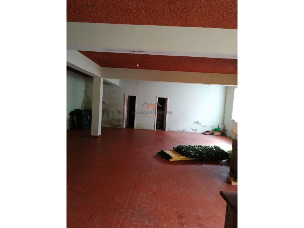 Moradia T4 com Espaço Comercial-3