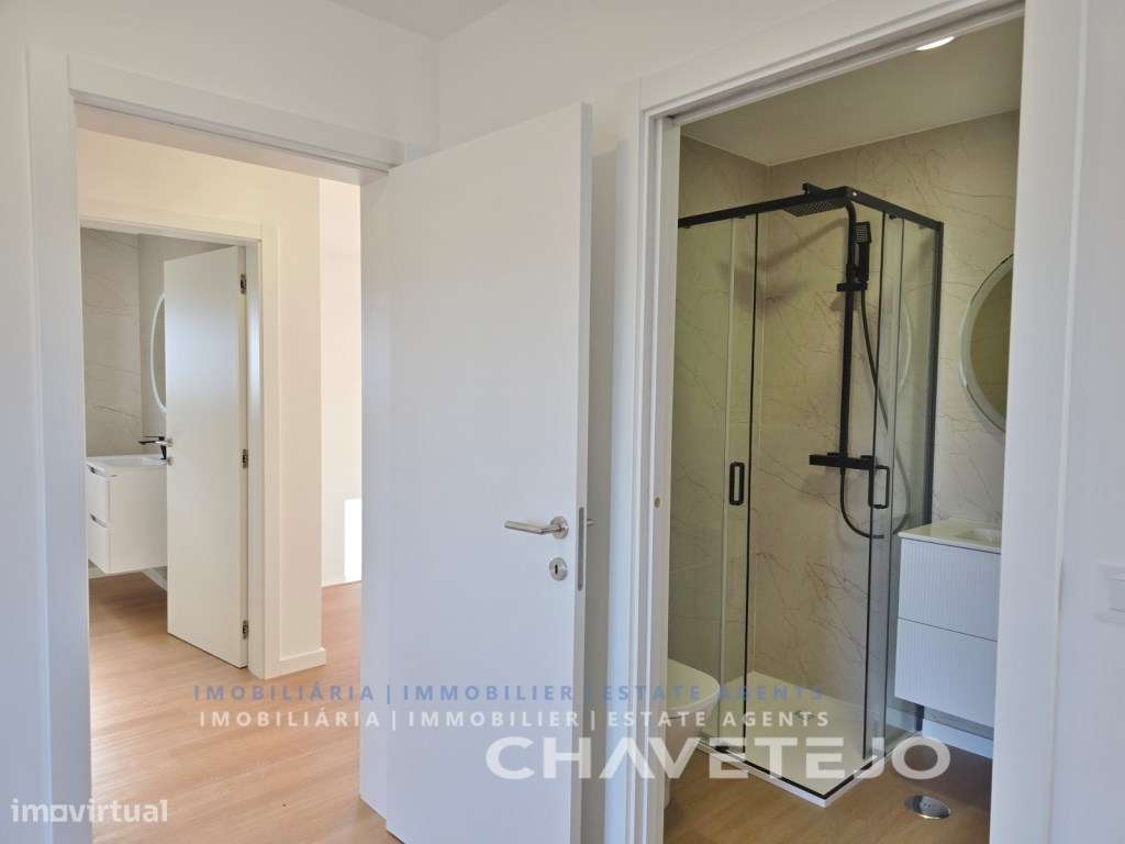 Moradia T4 Moderna c/ Garagem, estilo e Conforto a um Passo de Tomar-43