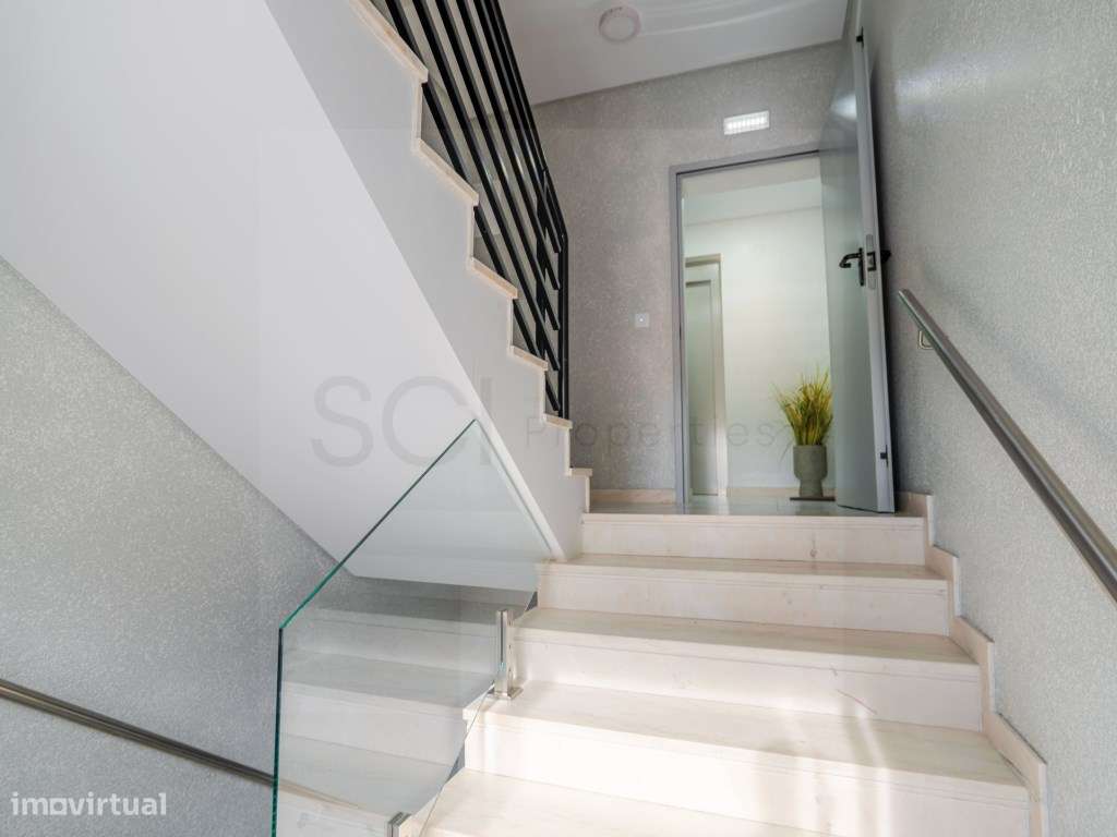 Apartamento T2 Garagem e Arrecadação Sobreda-40