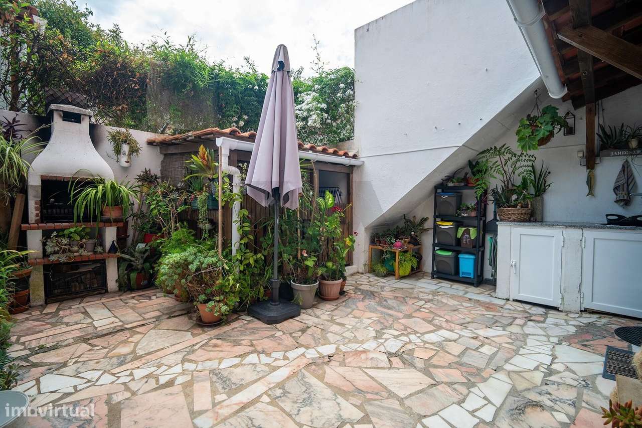 Apartamento T2 em Paço de Arcos: Conforto Exclusivo com Pátio Privativ-0