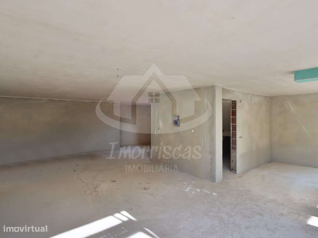 Moradia V4 nova com piscina no Bairro Sol Tejo, São João da Talha-4