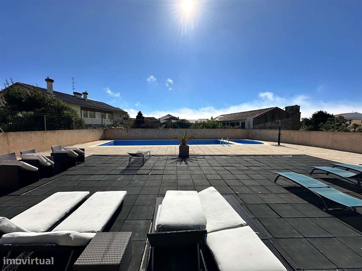 T4 Condomínio fechado com piscina-Póvoa de Varzim-Garagem-0