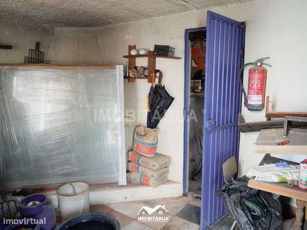Moradia T2 com terreno, terraço e um anexo.-17