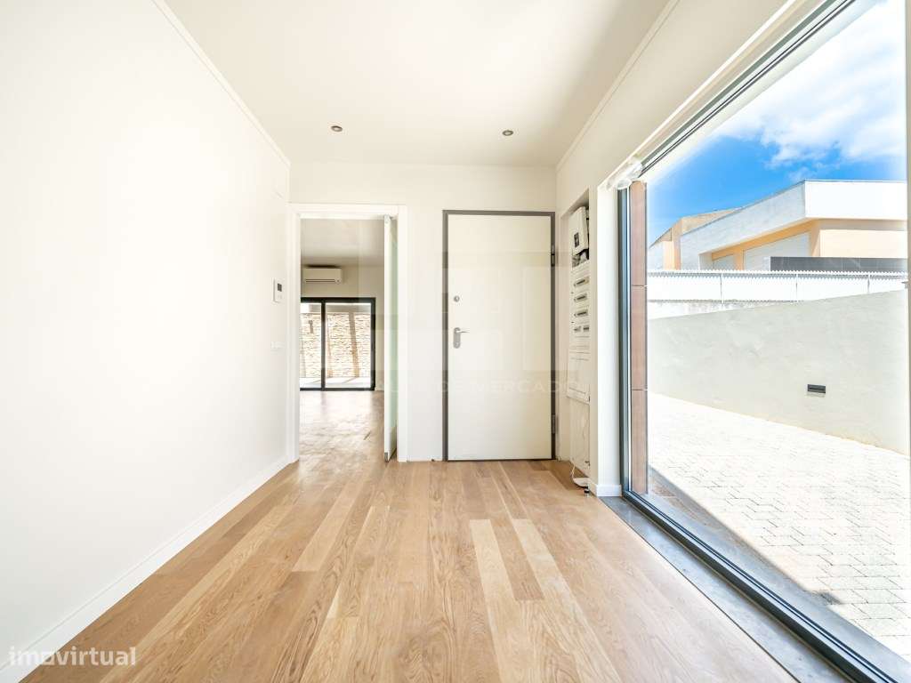 Moradia T4 unifamiliar, moderna, com piscina e estacionamento, Bice...-11