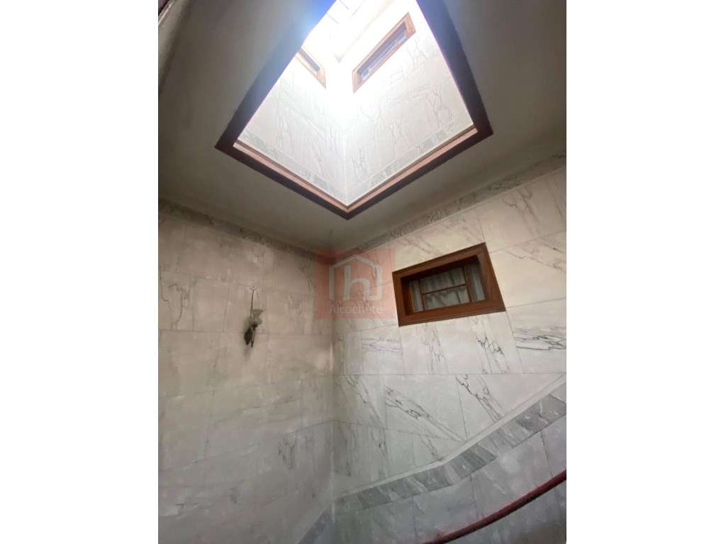 Prédio de 2 pisos para recuperar com logradouro no centro do Montijo-14