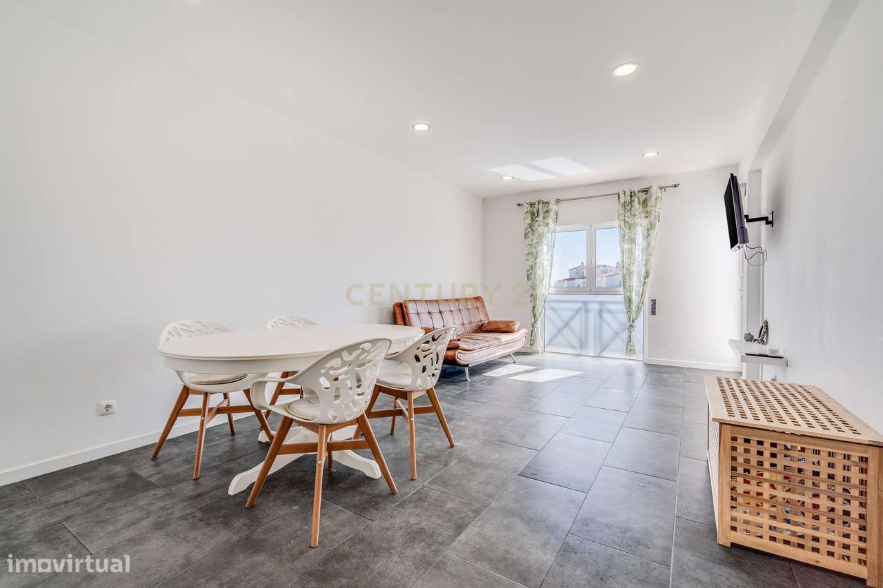 Apartamento T2, c/ terraço, garagem e piscina, lozalizado na Qta. do P - Grande imagem: 4/25