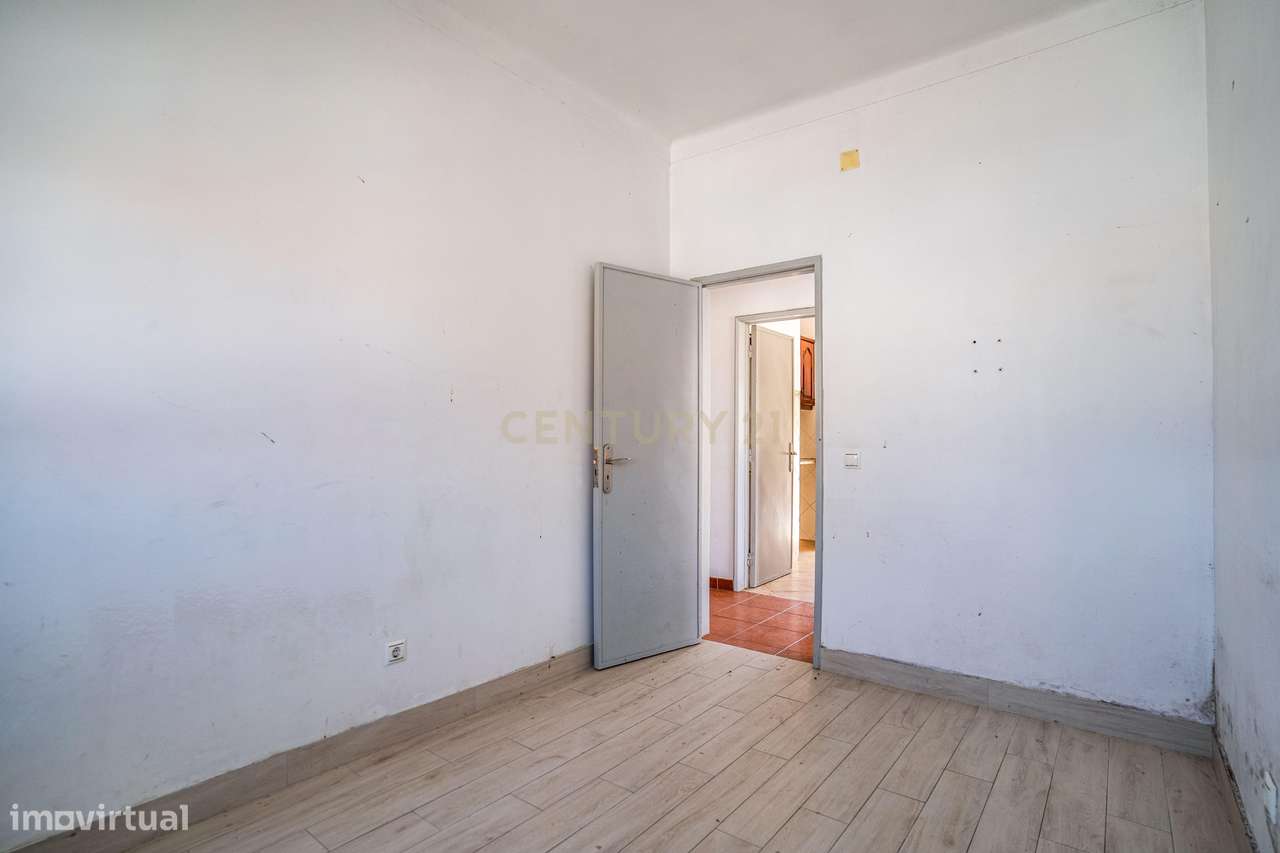 Propriedade composta por prédio, moradia e terreno em Salir do Porto-35
