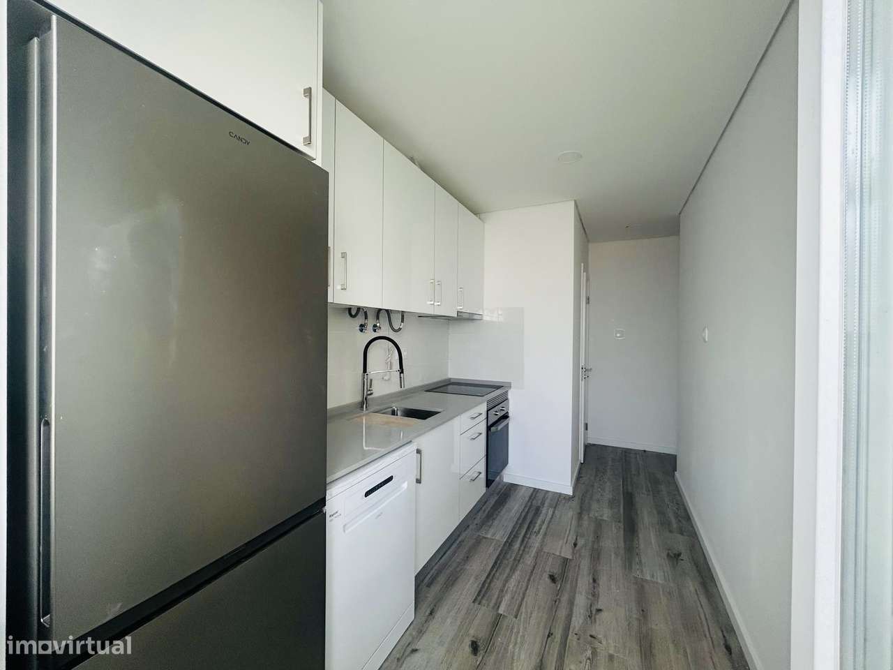 T2 Renovado no Rés do Chão com Varanda Fechada-8