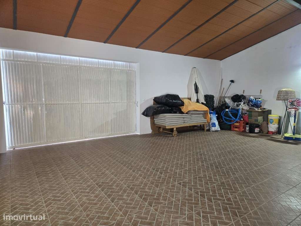 Moradia T5 Moderna com Piscina Aquecida e Garagem para 4 Carros-44