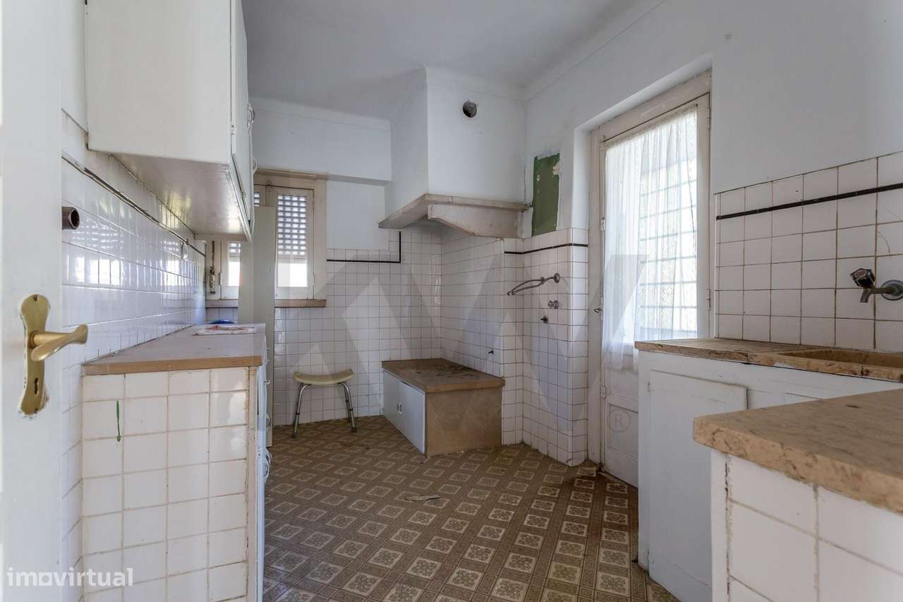 Moradia isolada para (sonhar e) remodelar | 300m2 área | Jardim à volt-23