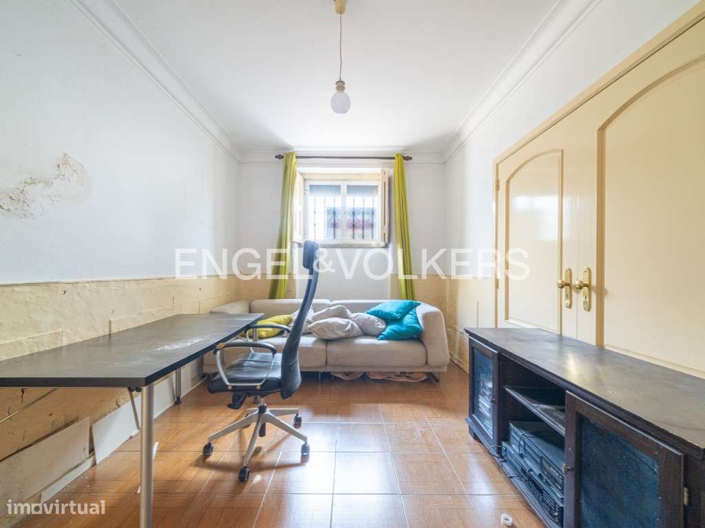 Apartamento para remodelação com estacionamento no Areeiro-0