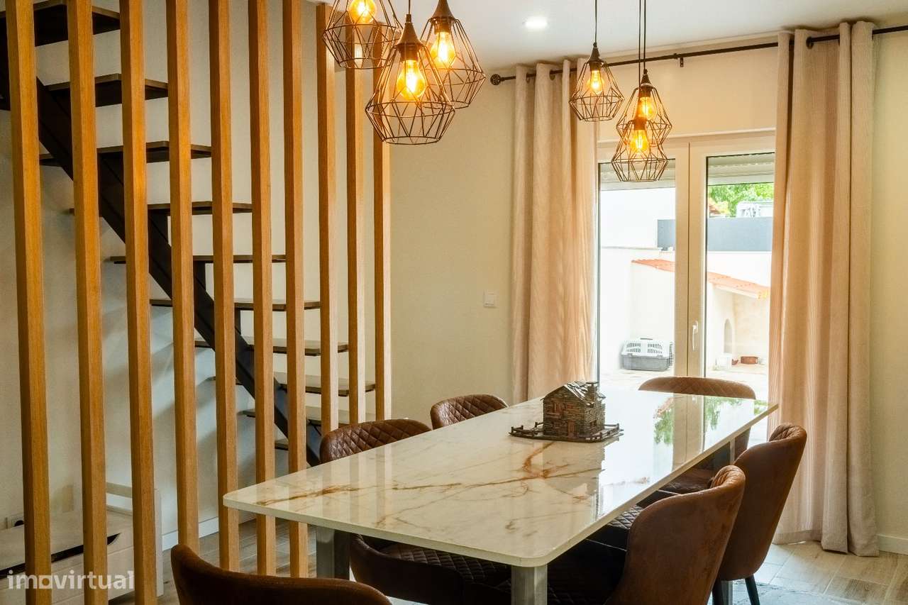 Moradia T5 na Quinta do Conde com sótão e garagem-1