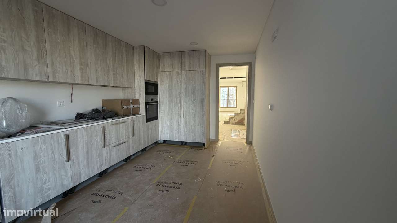 Espaçoso duplex T4 com varanda em Montijo OFERTA DE VOUCHER DE 1000€ - Grande imagem: 4/25