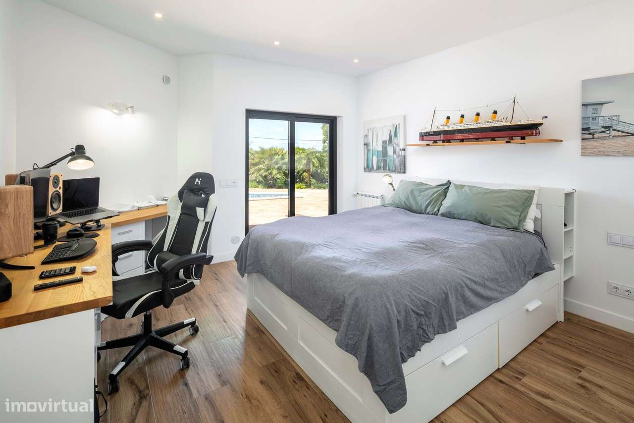 CASA DOS SONHOS EM CALIÇAS COM 4 QUARTOS, PISCINA E GARAGEM-14