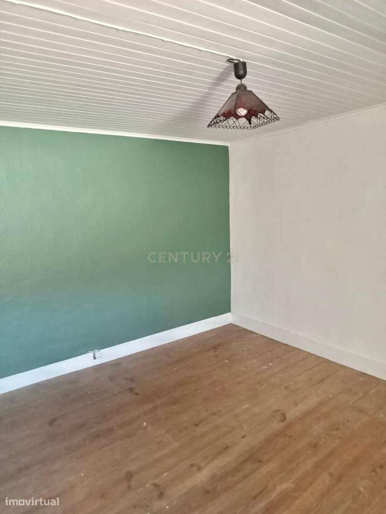 Centro do Gradil - Moradia T2 para remodelar-12