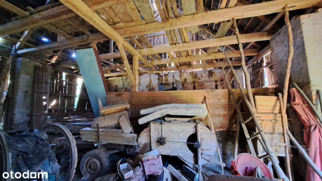 Przedwojenny dom na wzgórzu ze stodołą i stajnią-13