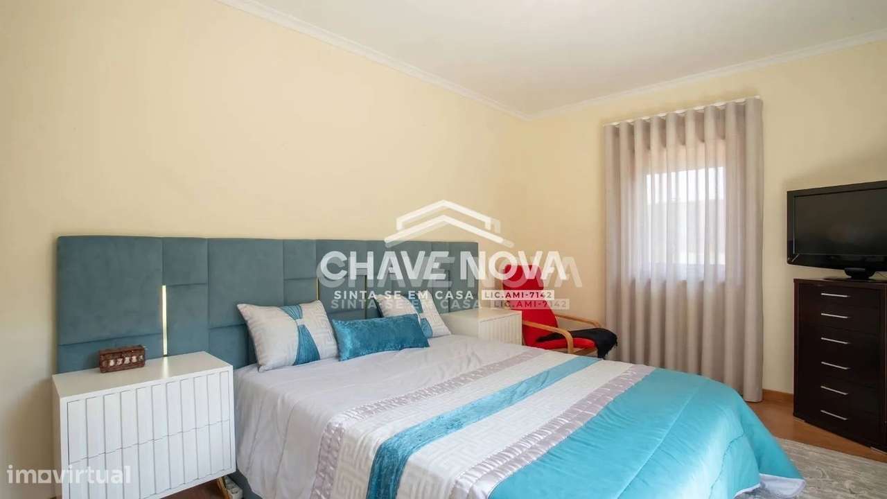 Apartamento T2, em Pedroso, com duas varandas, garagem e arrumos-31