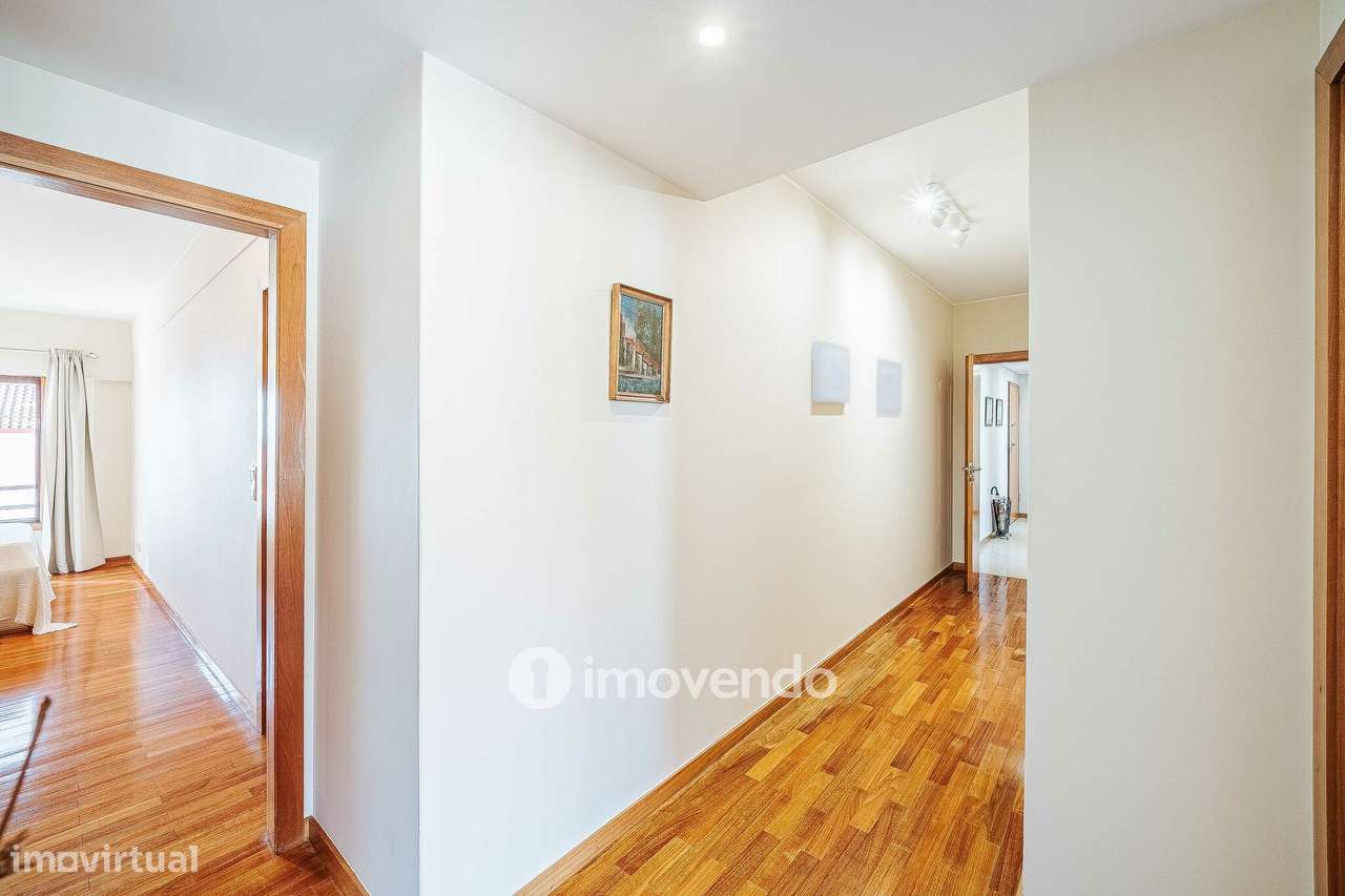 Apartamento T3, com garagem e arrecadação, na Ramada-27