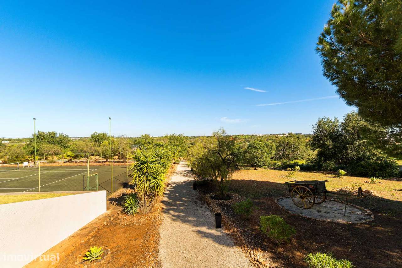 Moradia de luxo com piscina, anexo, campo de ténis  e jardim-44
