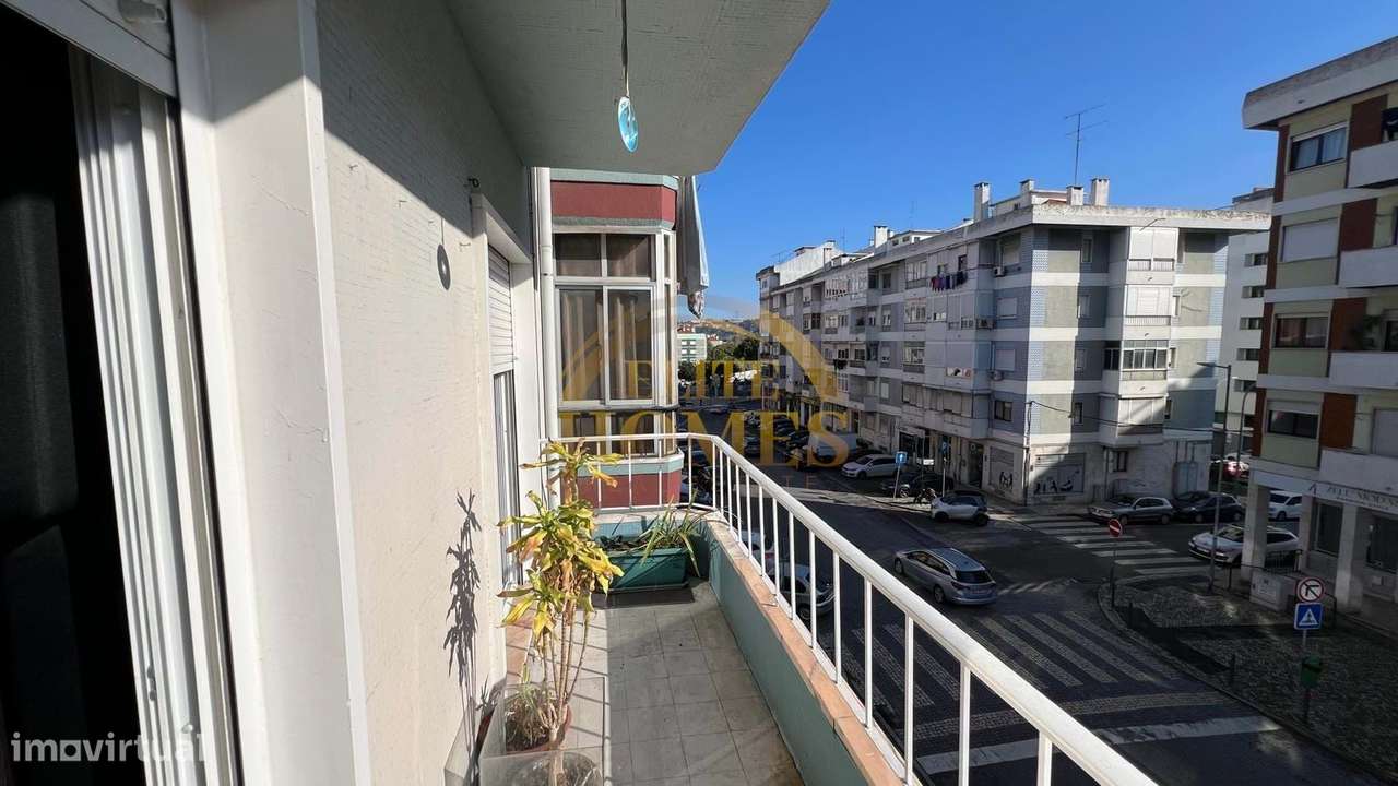 Apartamento T2 Moderno e Remodelado no Centro de Odivelas.-20
