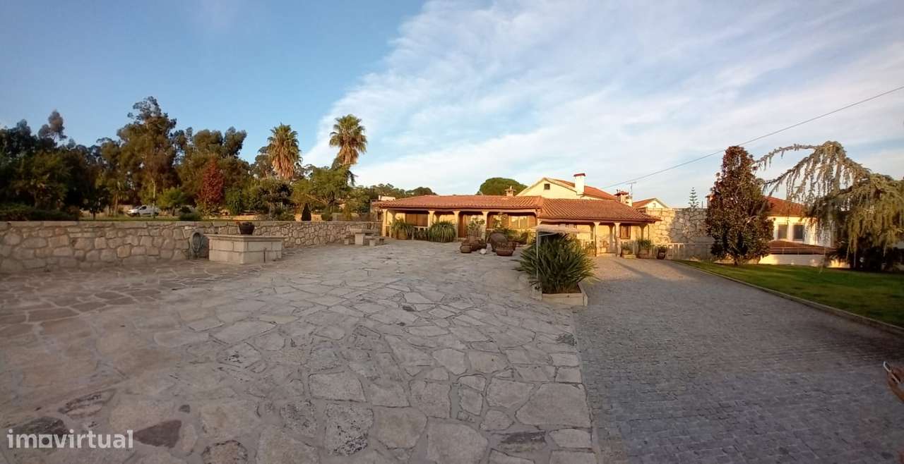 Moradia térrea T4 em pedra com 386m2 e terreno com 6.000m2, anexos.-11