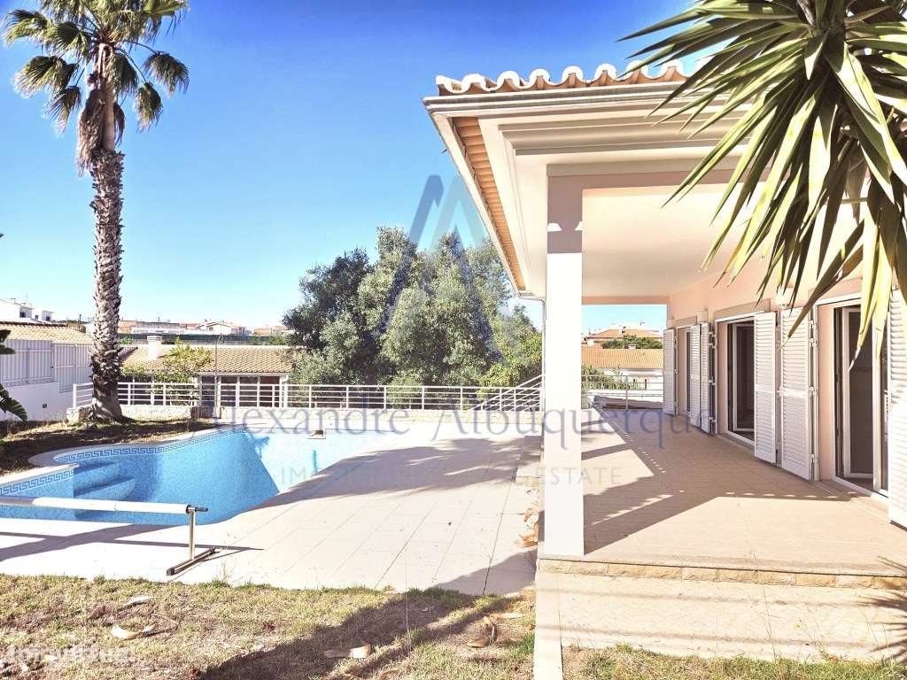 Moradia Isolada com Piscina T3+2-55