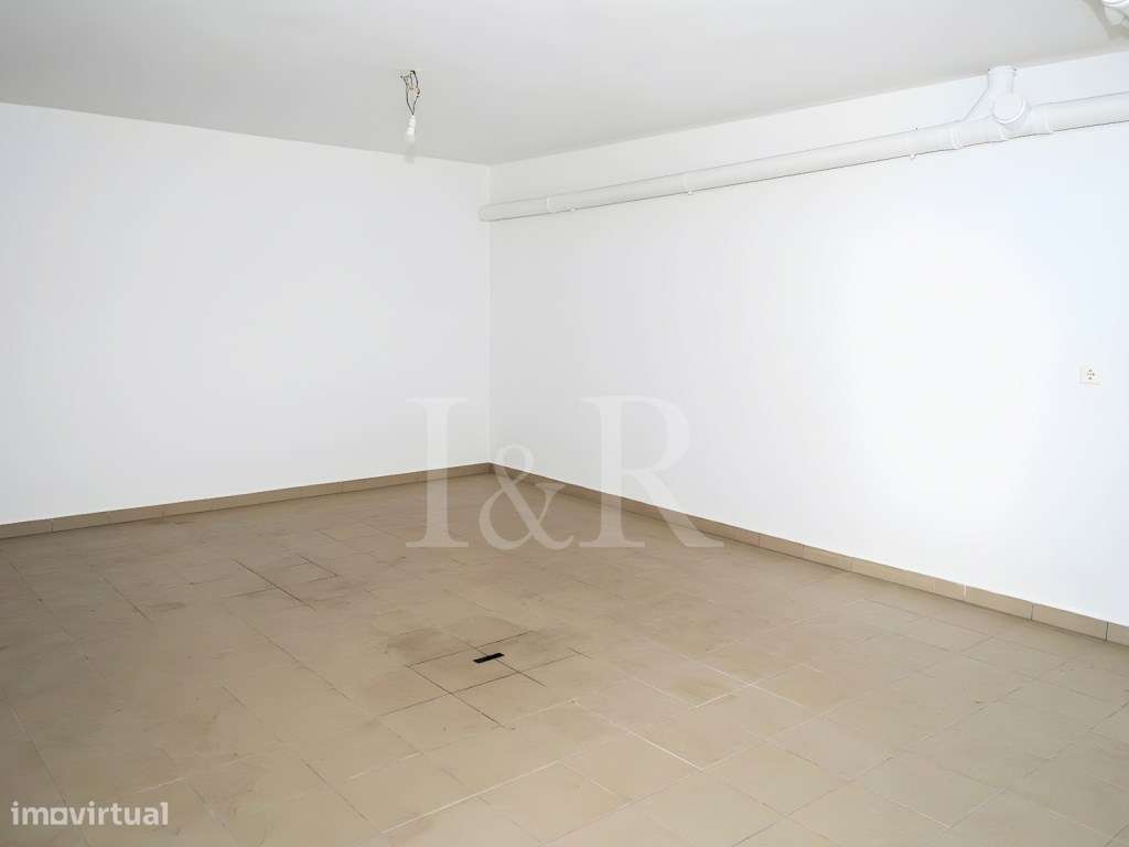 Moradia T5 com varandas, jardim e garagem no Feijó, Almada-34