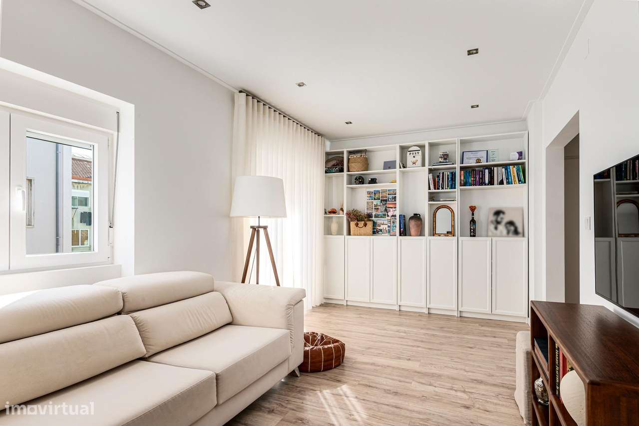 T2+1 Dúplex Remodelado com 4 Varandas e Vista Cristo Rei – Almada-3