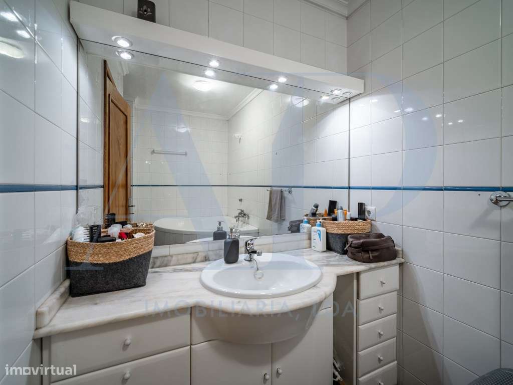 Apartamento T3 com varanda, e localização privilegiada em Vila do C...-16