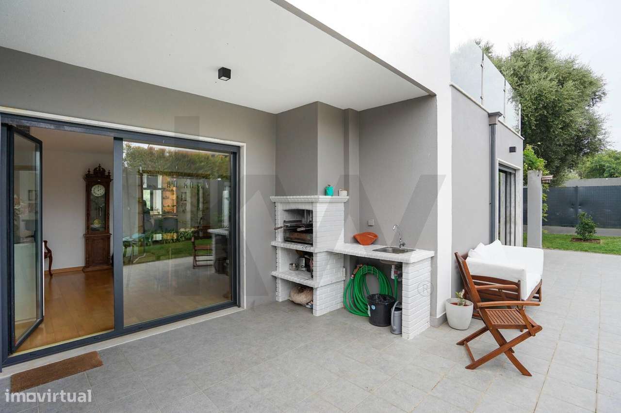 Moradia Contemporânea T3+1 com Piscina em Condomínio Fechado Exclusivo-9