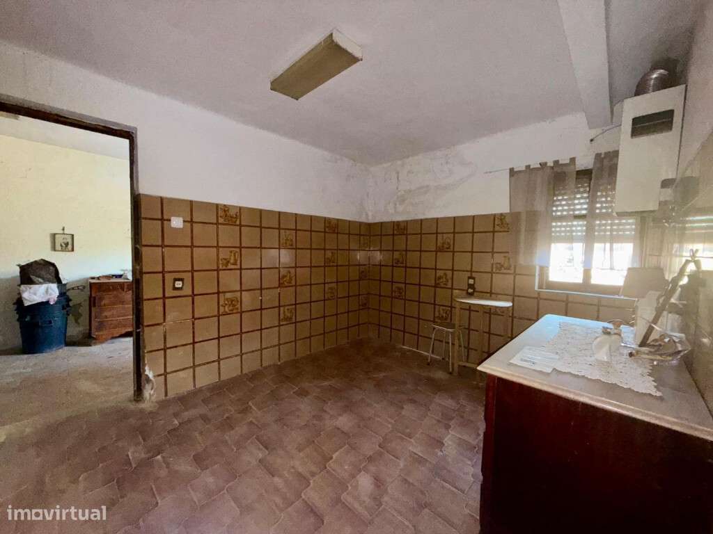 Moradia M5 com garagem em zona de Taveiro-15