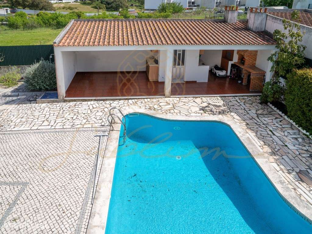 Moradia Isolada com 6 Assoalhadas , Piscina , Garagem Perto das Praias-11