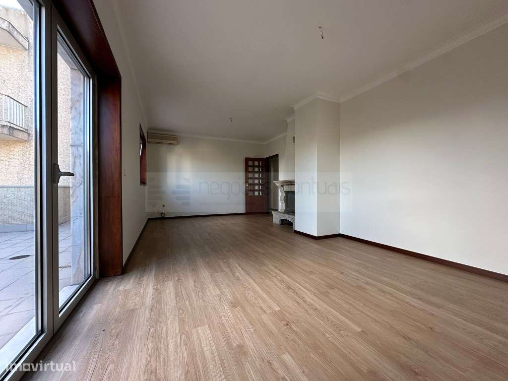 Apartamento T3 ultimo andar com terraço e marquise, garagem individ...-12