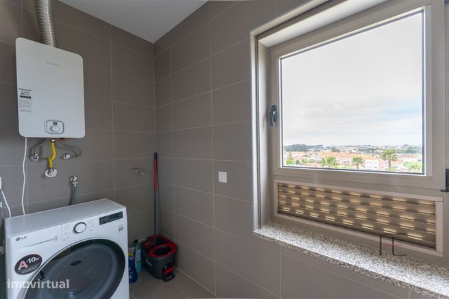 Apartamento T3 como novo, 2 lugares de garagem e 2 arrecadações, Esmor-13