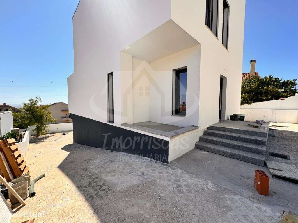 Moradia T4 com garagem, no Bairro das Maroitas em São João da Talha - Grande imagem: 5/37