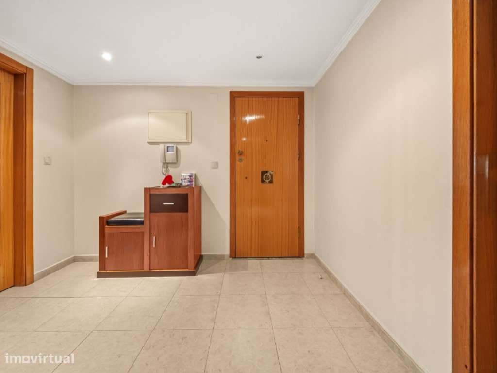 Apartamento T3 com Varanda e Garagem Box, na Quinta da Piedade-21